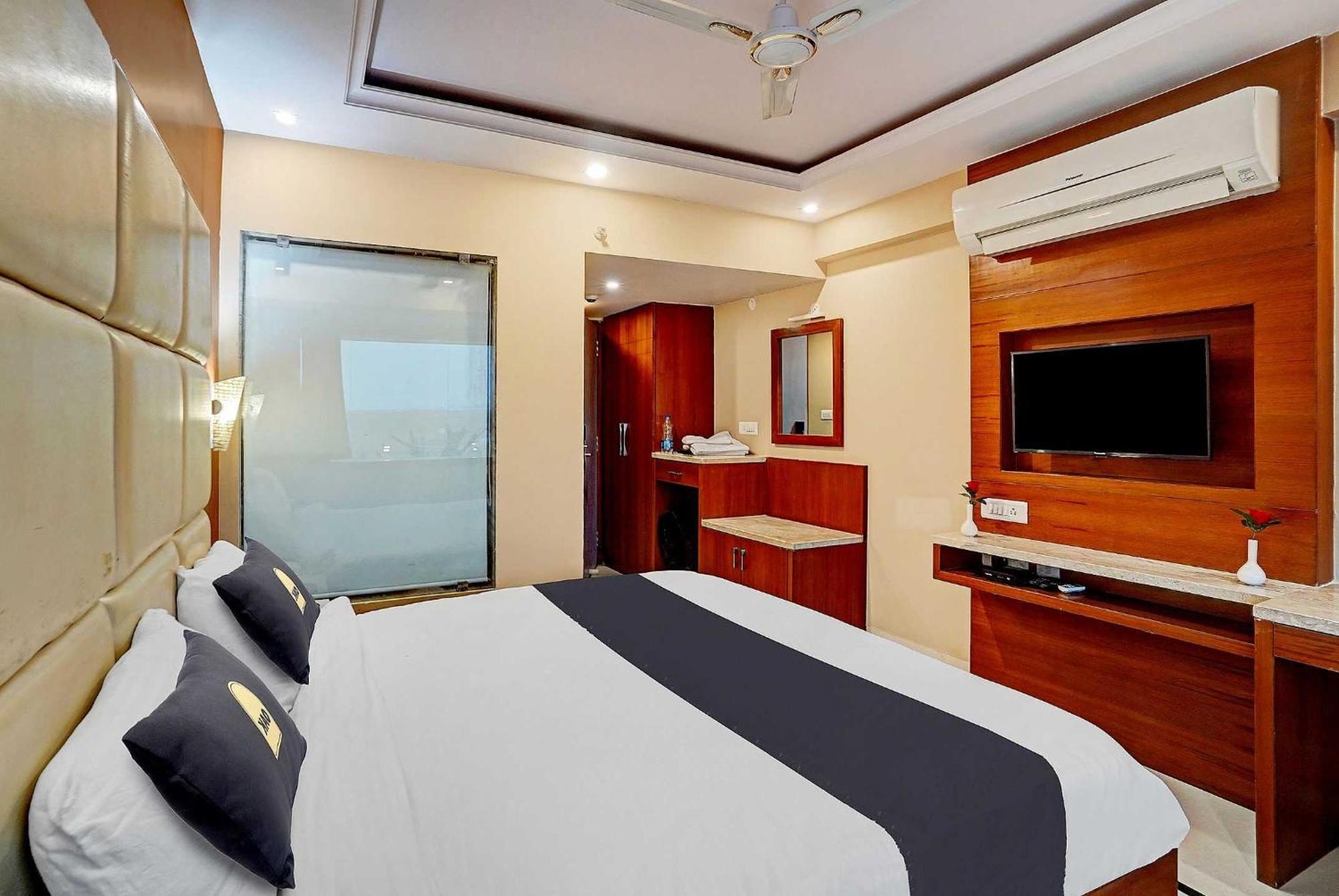 Super Oyo Townhouse Oak Vinnie Hotel