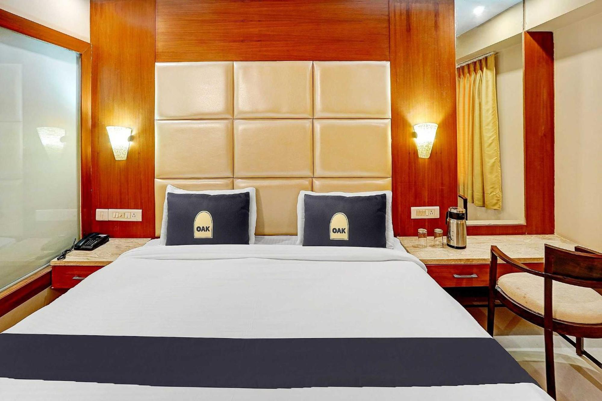 Super Oyo Townhouse Oak Vinnie Hotel