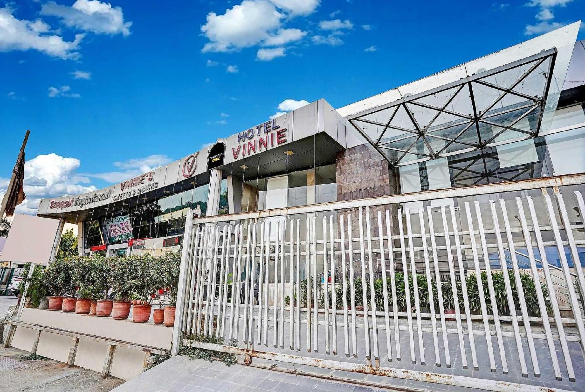 Super Oyo Townhouse Oak Vinnie Hotel