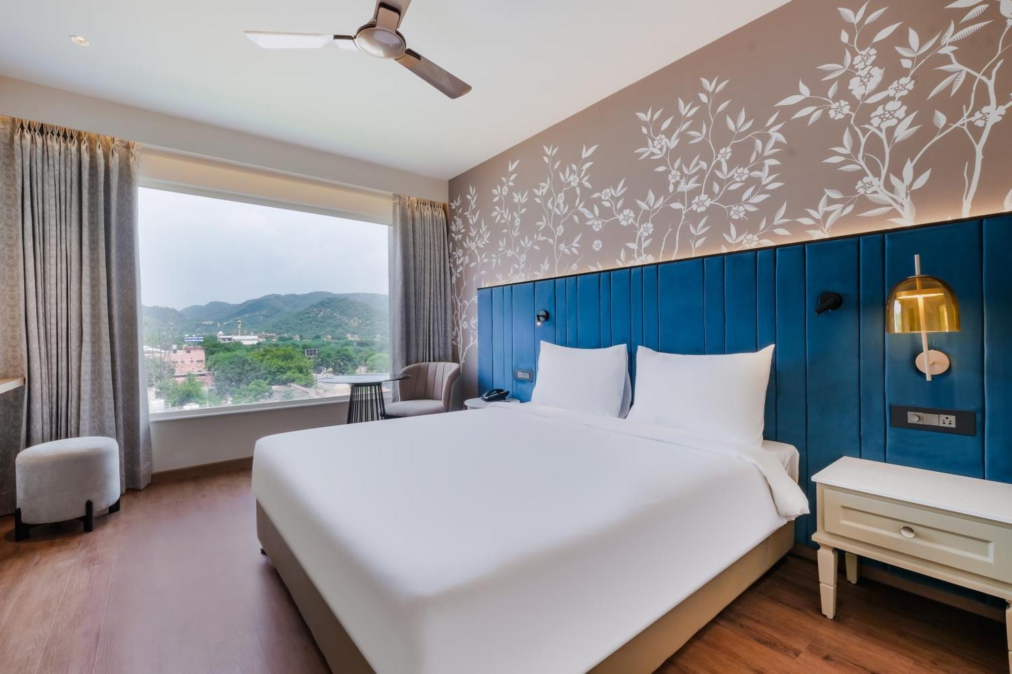 7 Apple Jal Mahal, Hotel