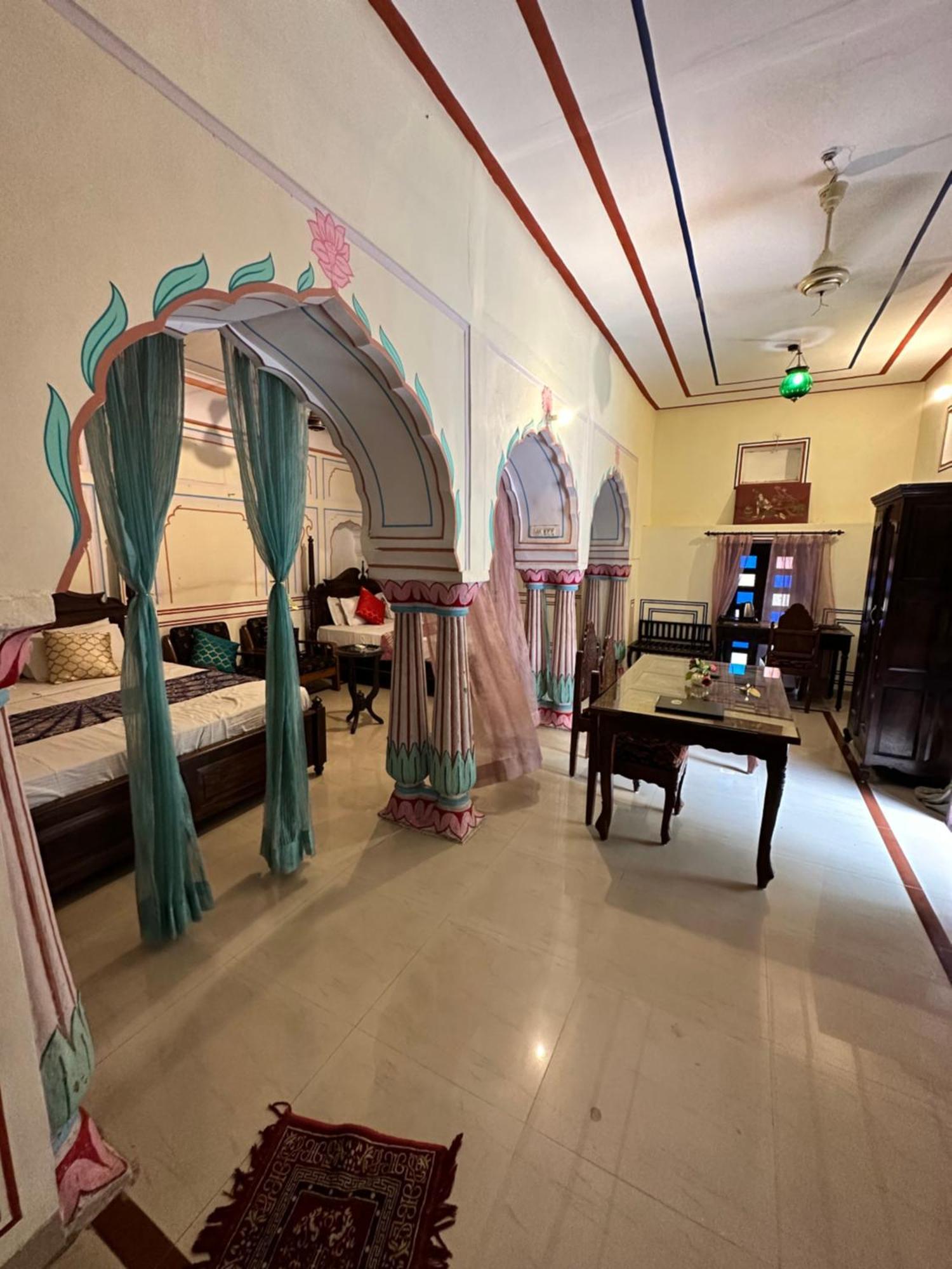 Hotel Rawla Mrignayani Palace