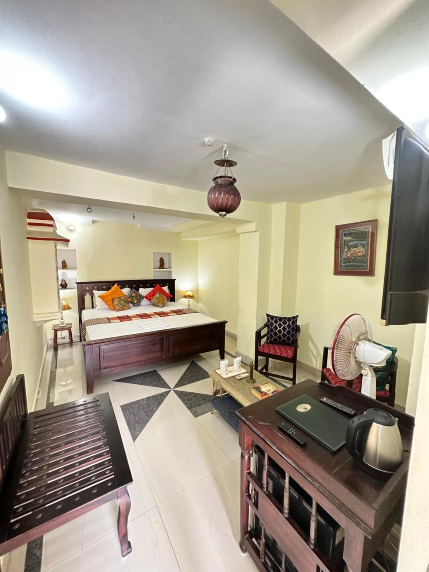 Hotel Rawla Mrignayani Palace 3*