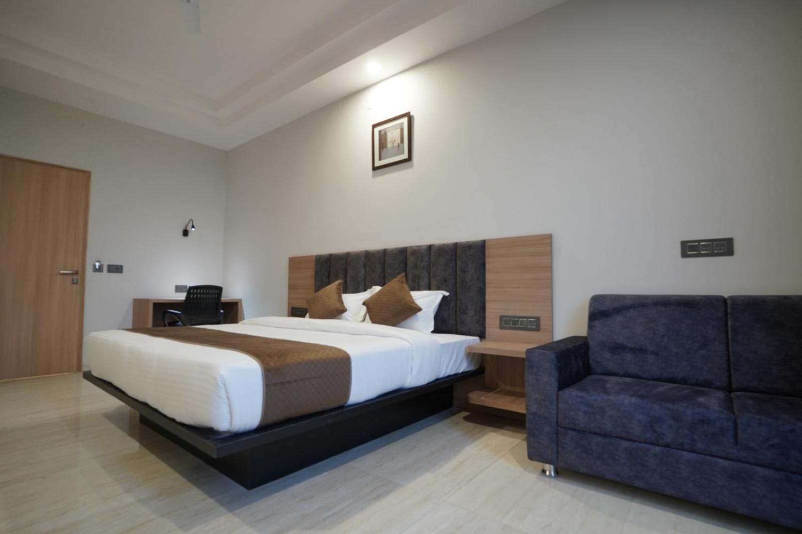 Krishna Hotel 3*