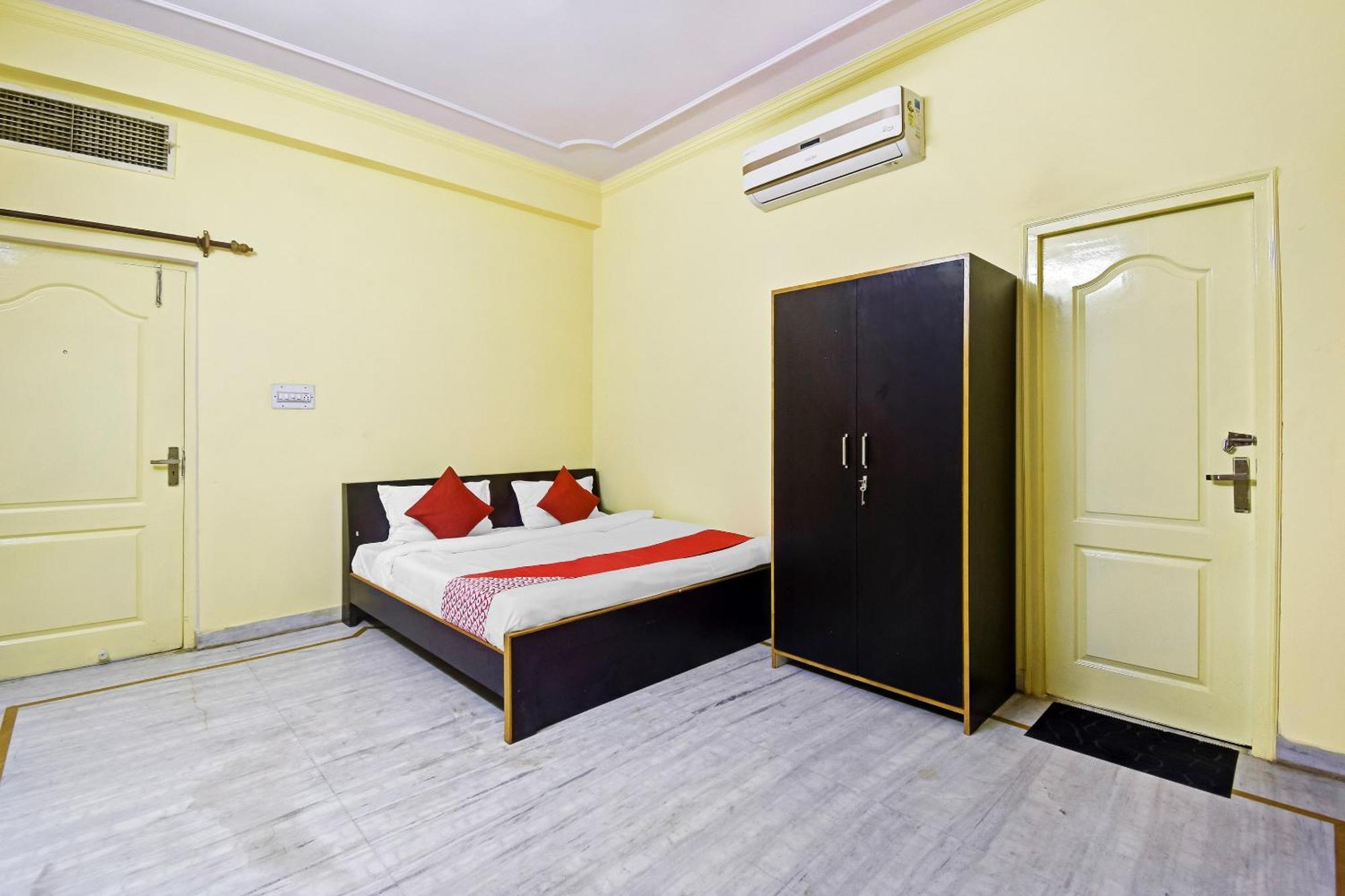 Hotel O Madhav Palace