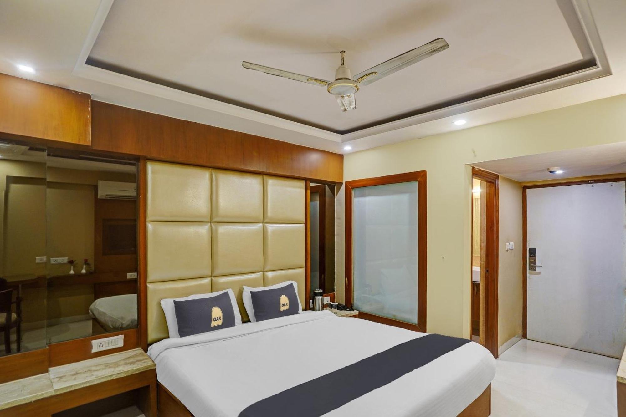 Super Oyo Townhouse Oak Vinnie Hotel 4*