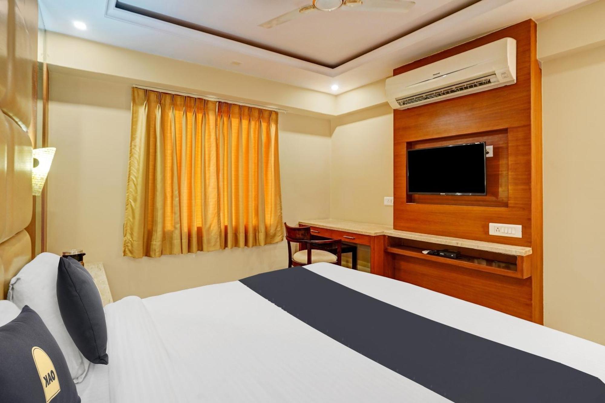 Super Oyo Townhouse Oak Vinnie Hotel 4*