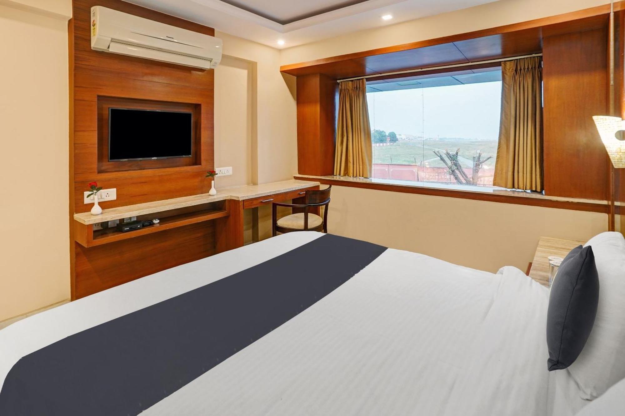 Super Oyo Townhouse Oak Vinnie Hotel 4*