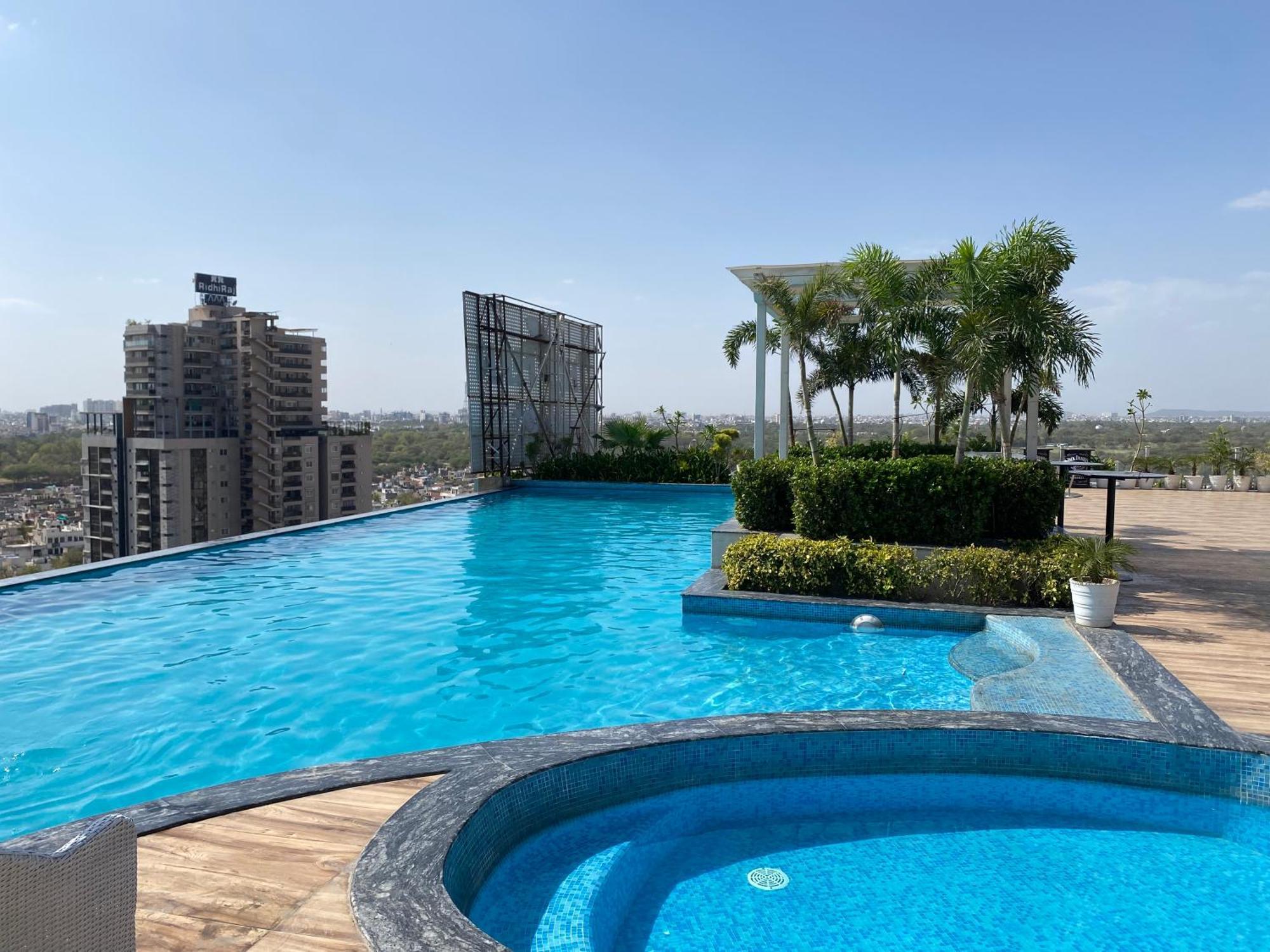 Diona Anukampa With Pool Apartment