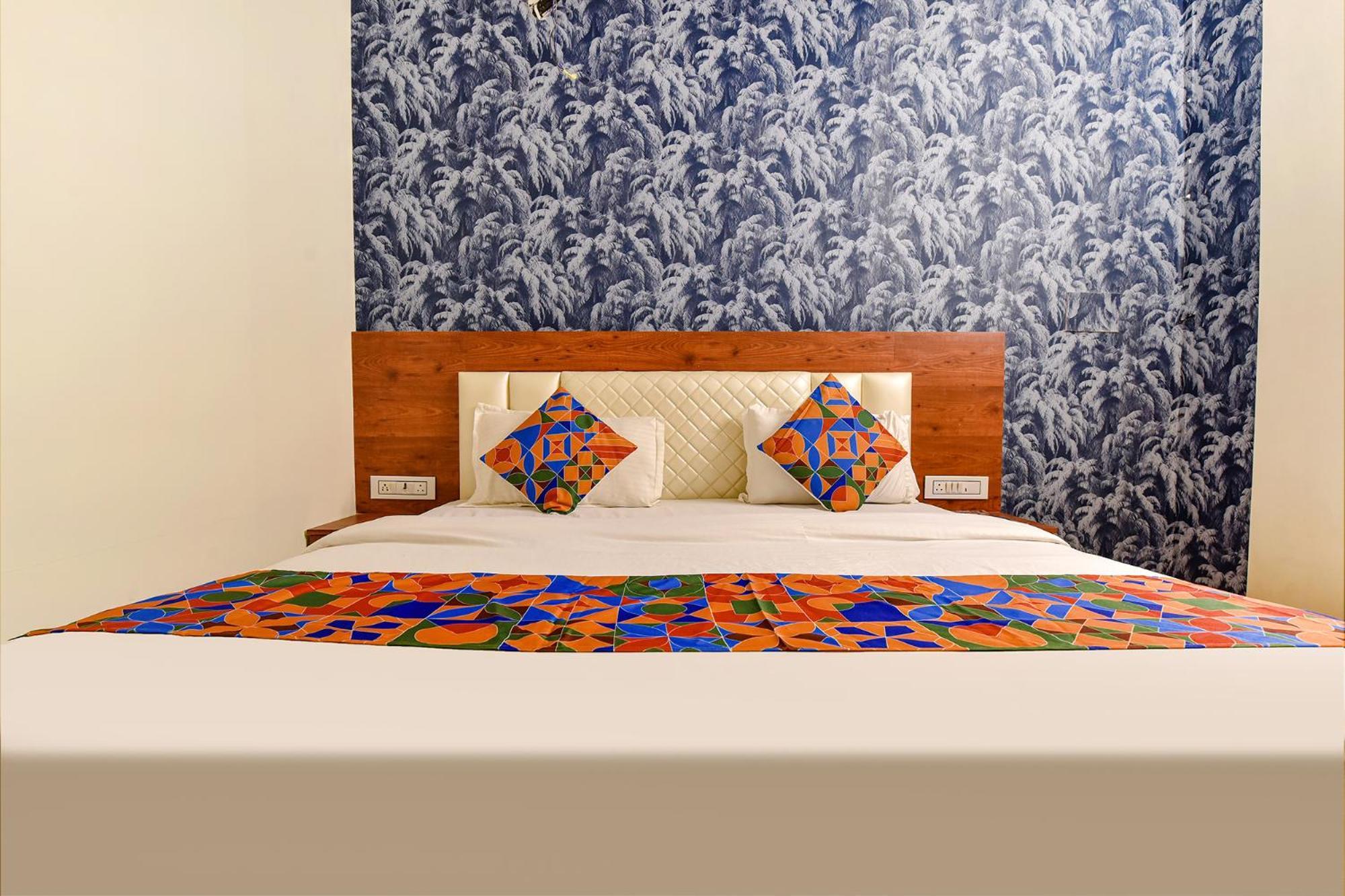 Hotel Fabexpress Royal Raj 3*