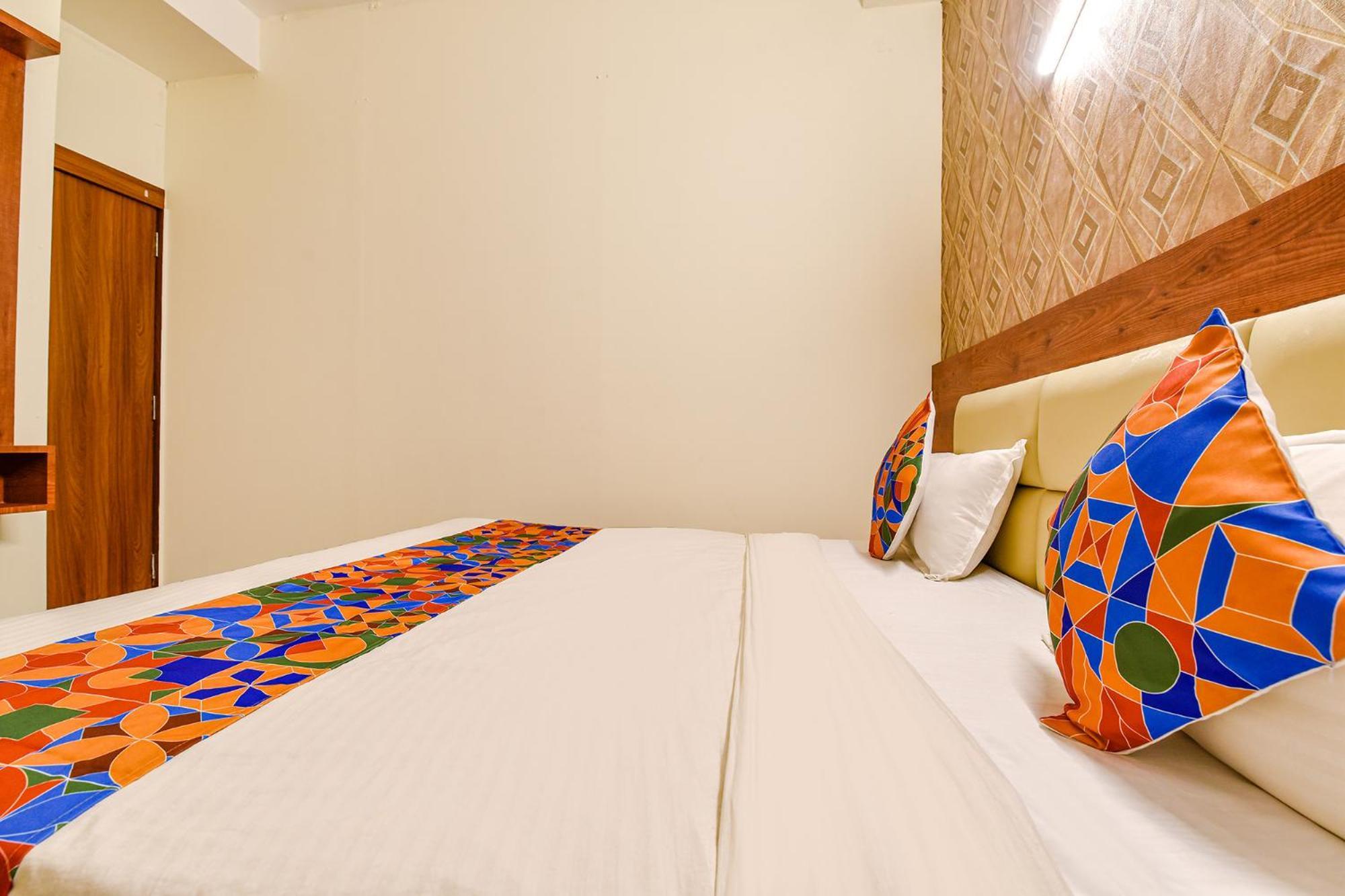 Hotel Fabexpress Royal Raj 3*