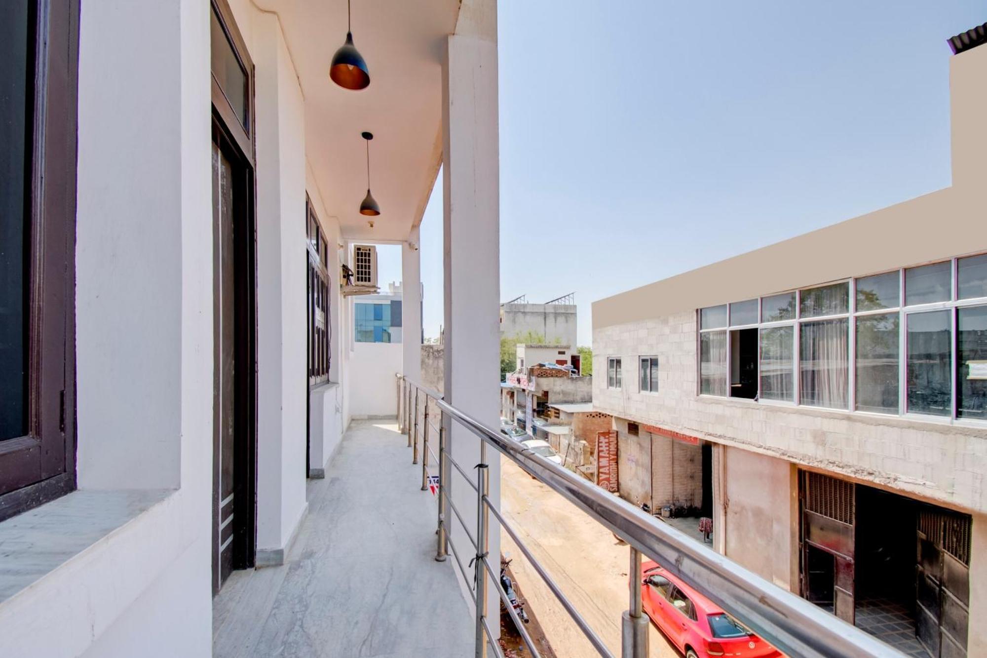 Oyo Flagship 81130 Vanya Hotel 3*