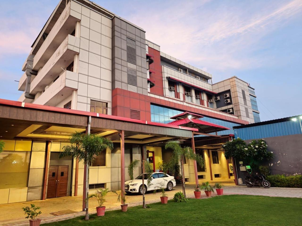 Prime Safari Hotel 3*