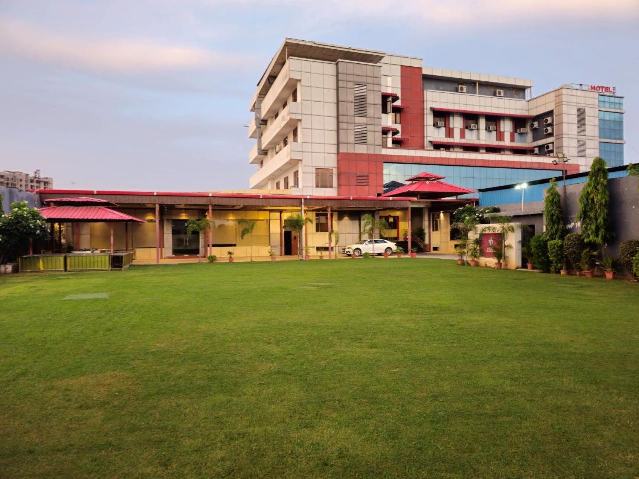 Prime Safari Hotel 3*