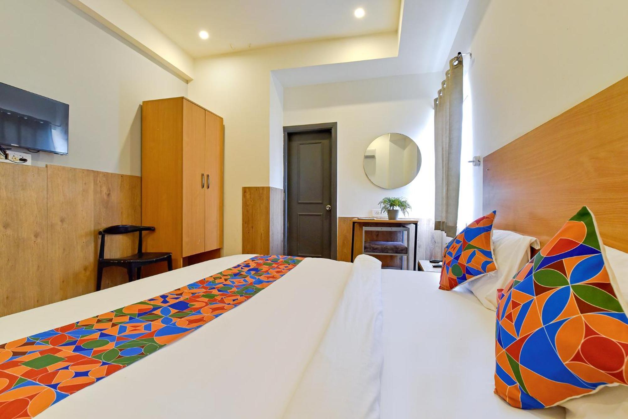 Super Townhouse 79651 Townhouse Oth Buddhi Hotel 3*