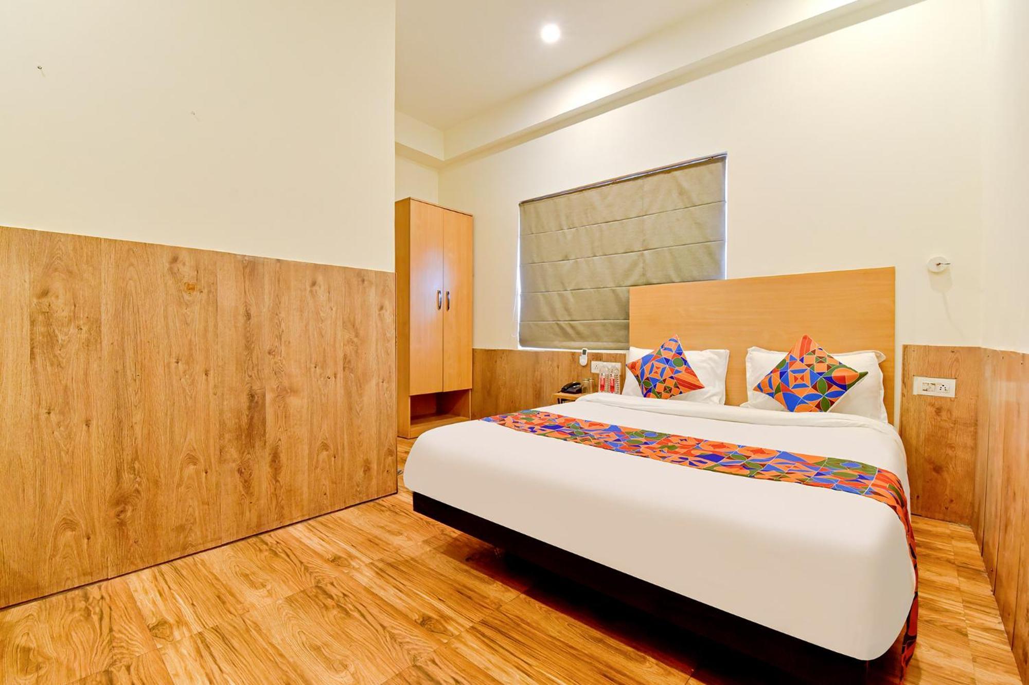 Super Townhouse 79651 Townhouse Oth Buddhi Hotel 3*