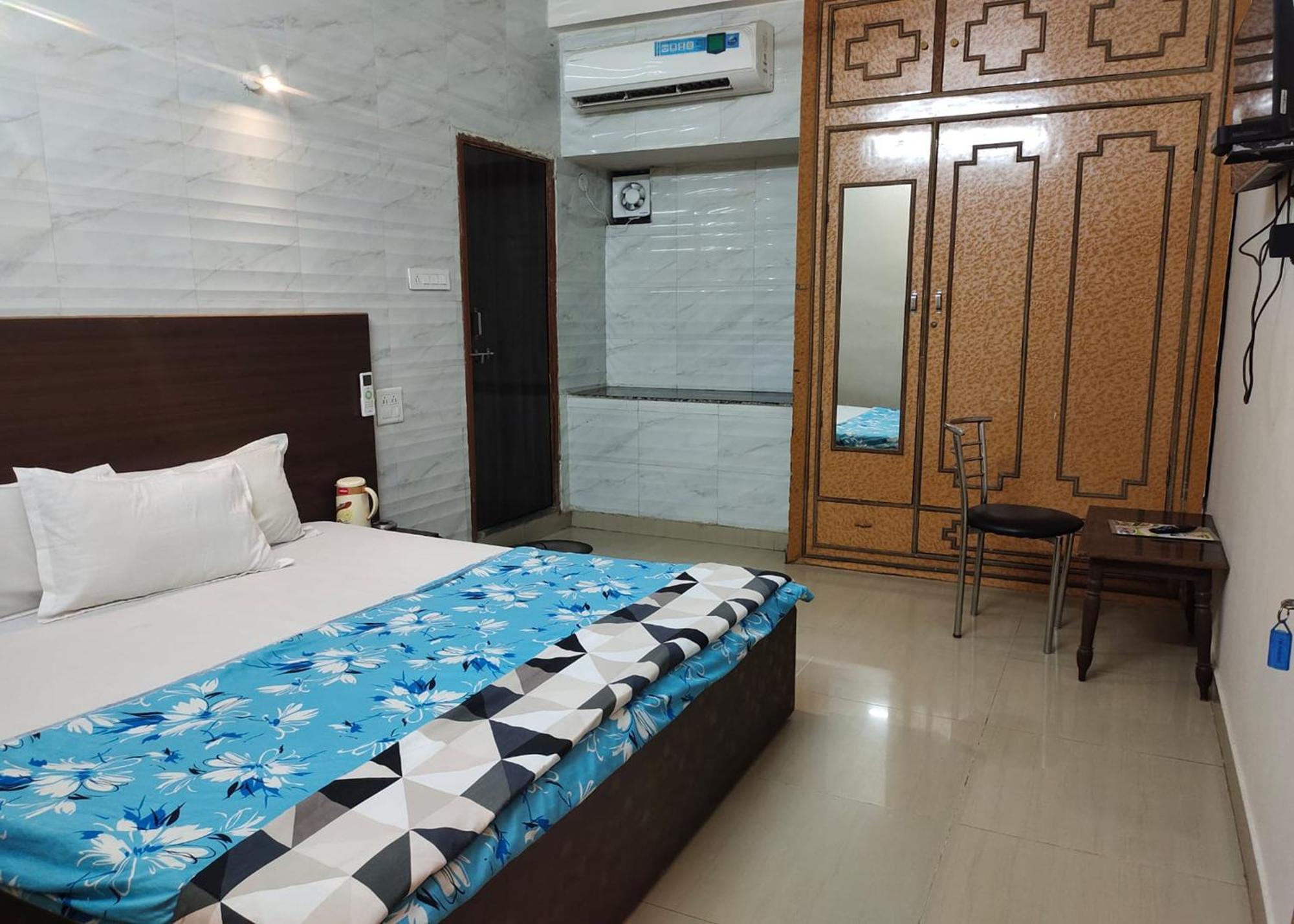 Hotel Purohit