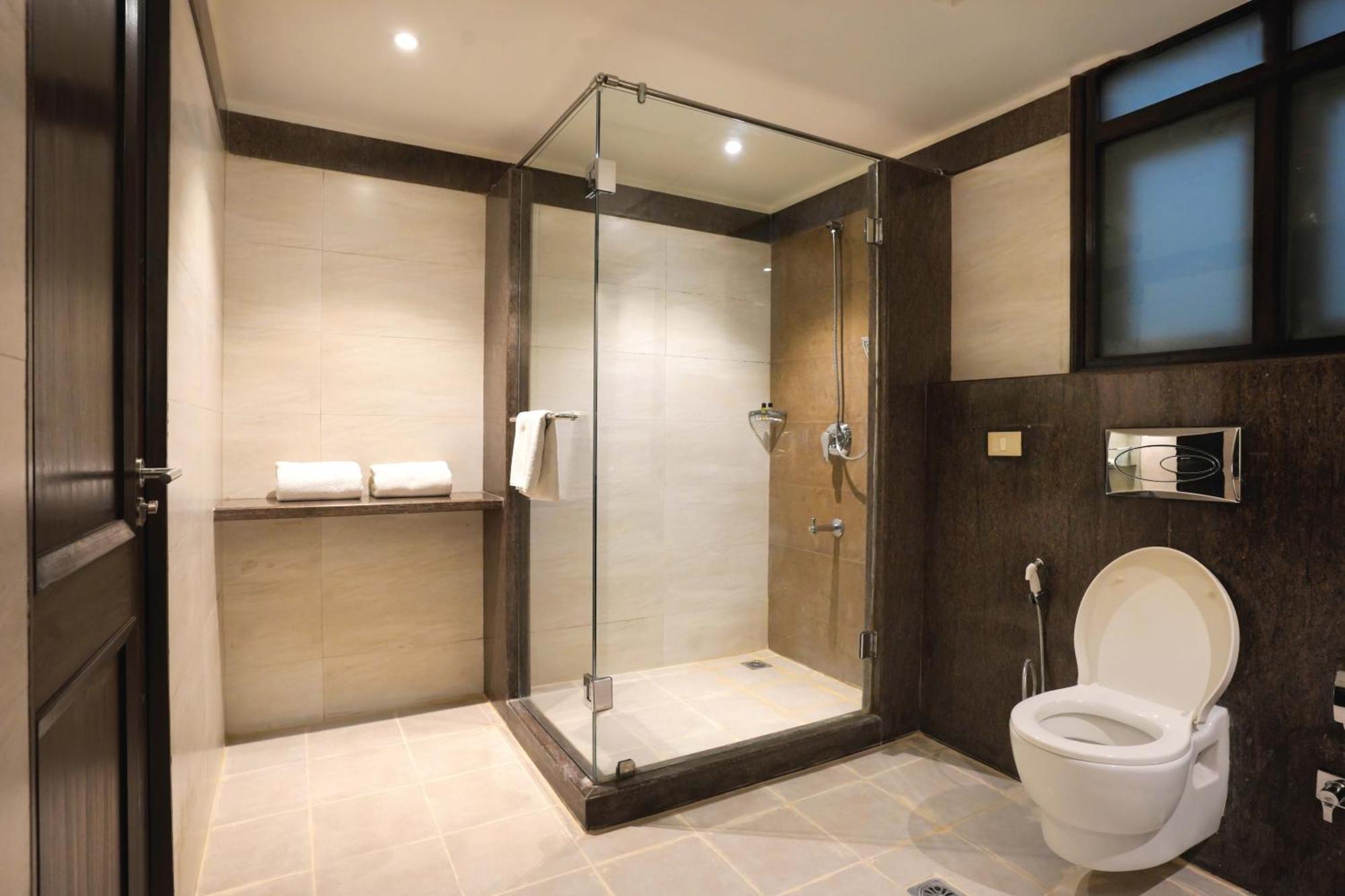 Hotel Leisure Grand Chanakya