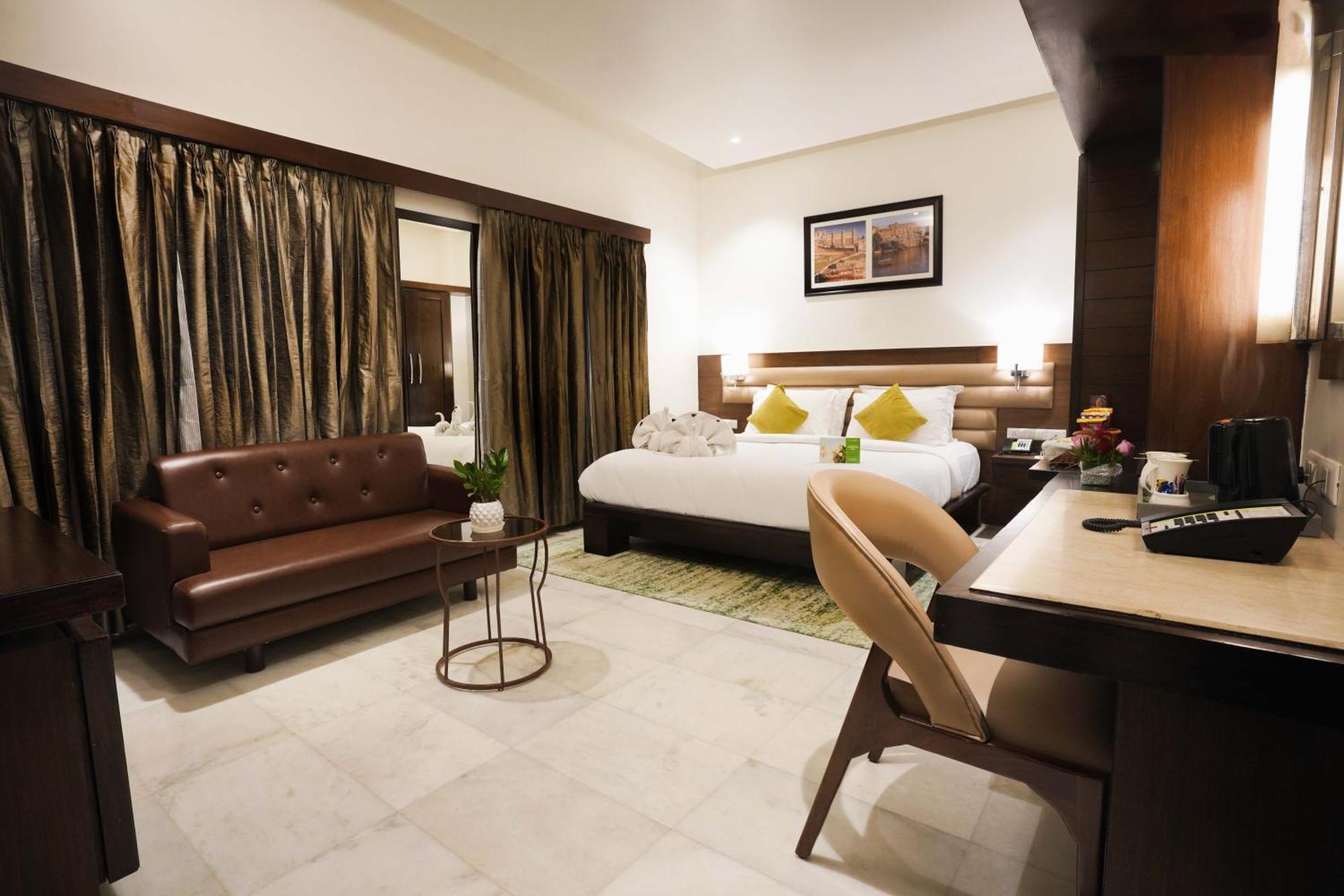 Hotel Leisure Grand Chanakya 4*