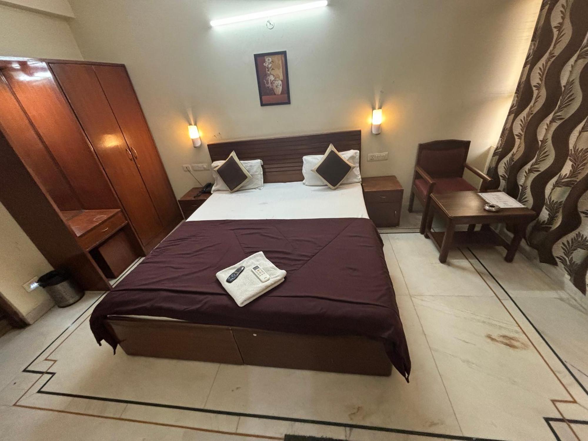 Siddhi Vinayak Station Road Hotel