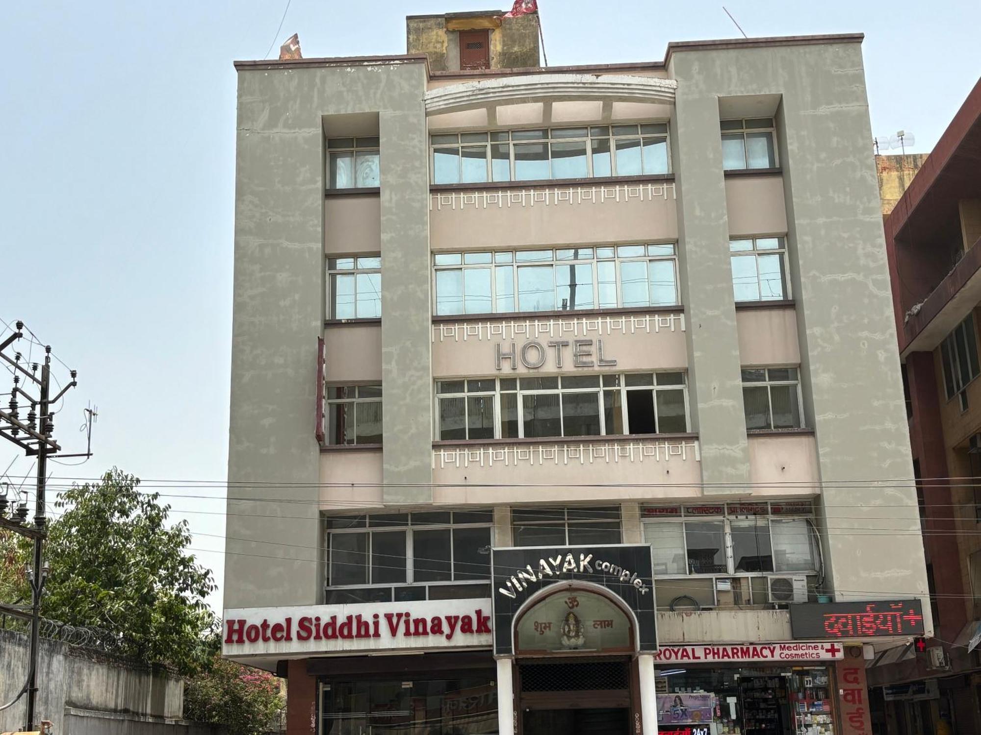 Siddhi Vinayak Station Road Hotel 3*