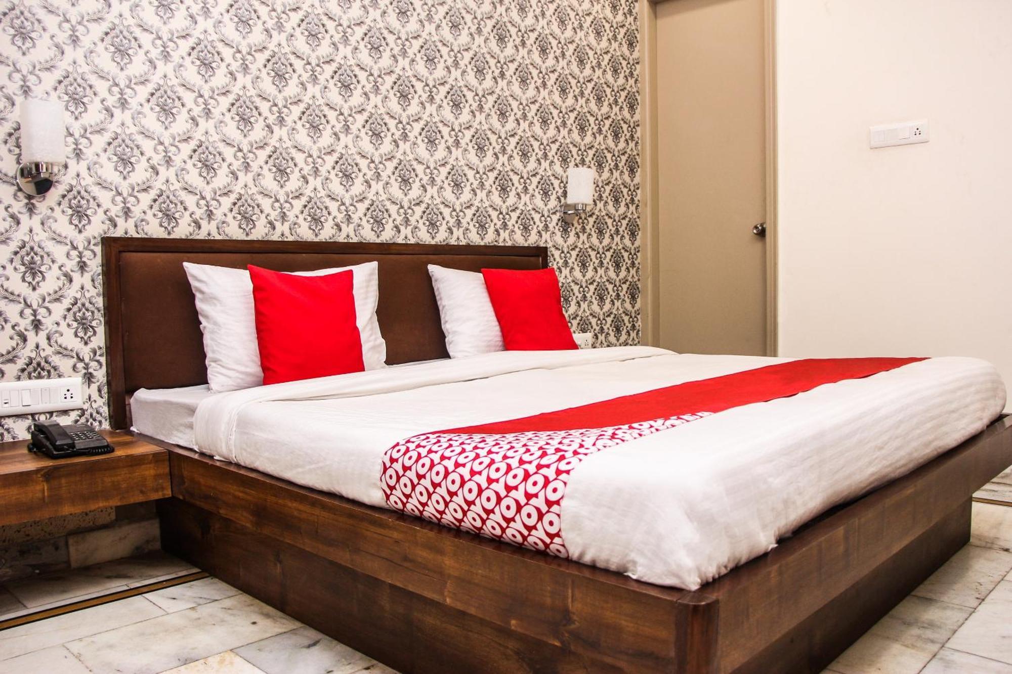 Collection O Chawla Hotel 4*