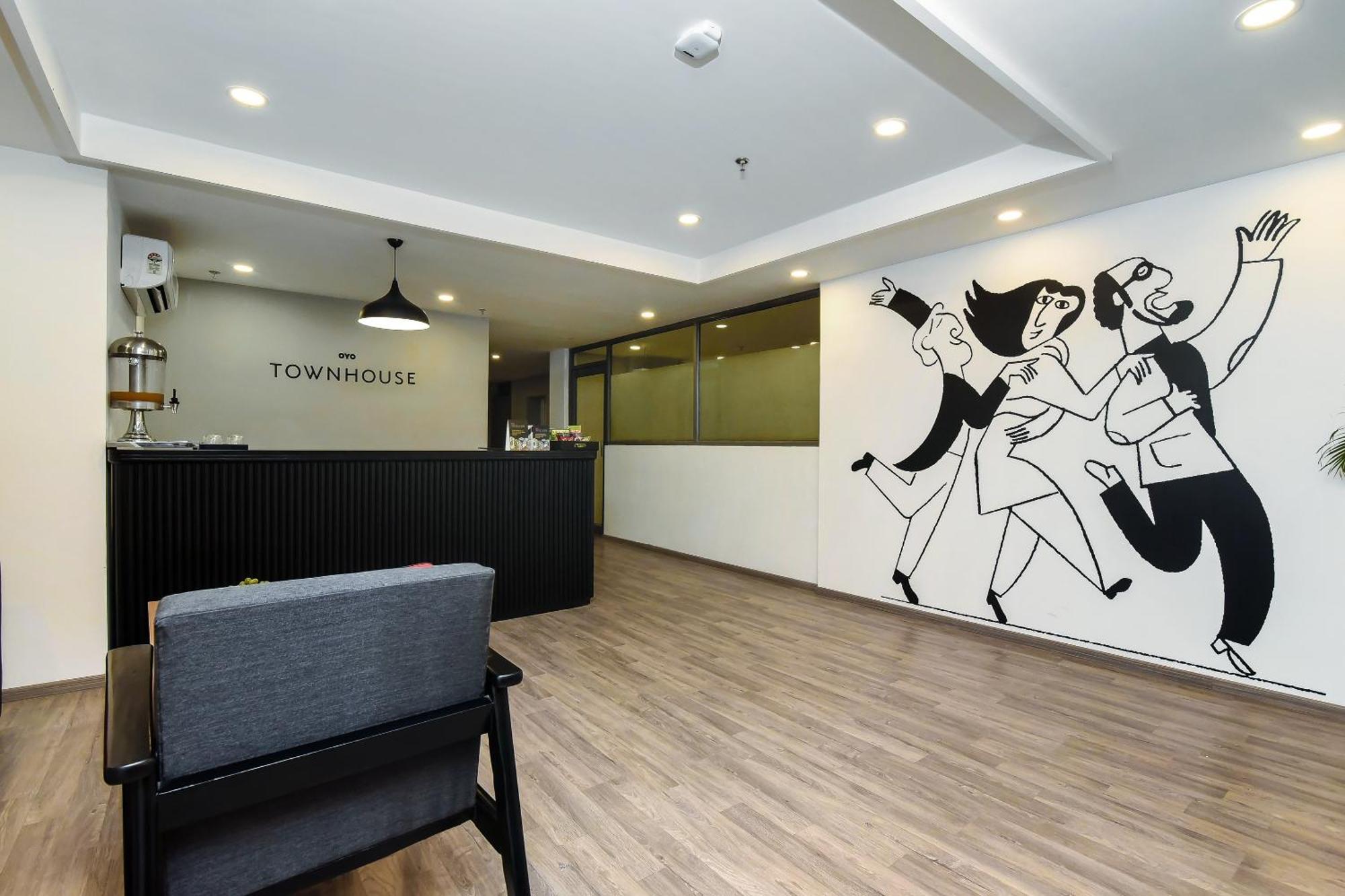 Townhouse C Scheme Ahinsa Circle Hotel 4*