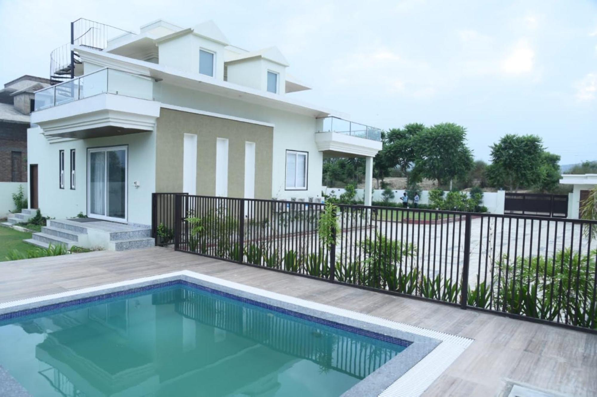Raj Farms Luxury And Private Pool Near Kukus