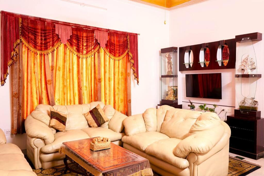 The Lotus Comfort Beds On M I Road Apartment *