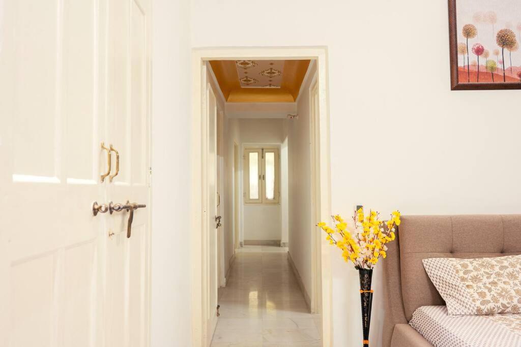 The Lotus Comfort Beds On M I Road Apartment *