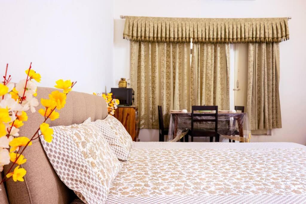 The Lotus Comfort Beds On M I Road Apartment *