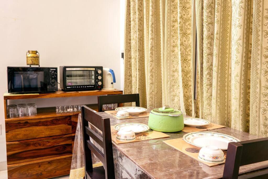 The Lotus Comfort Beds On M I Road Apartment *