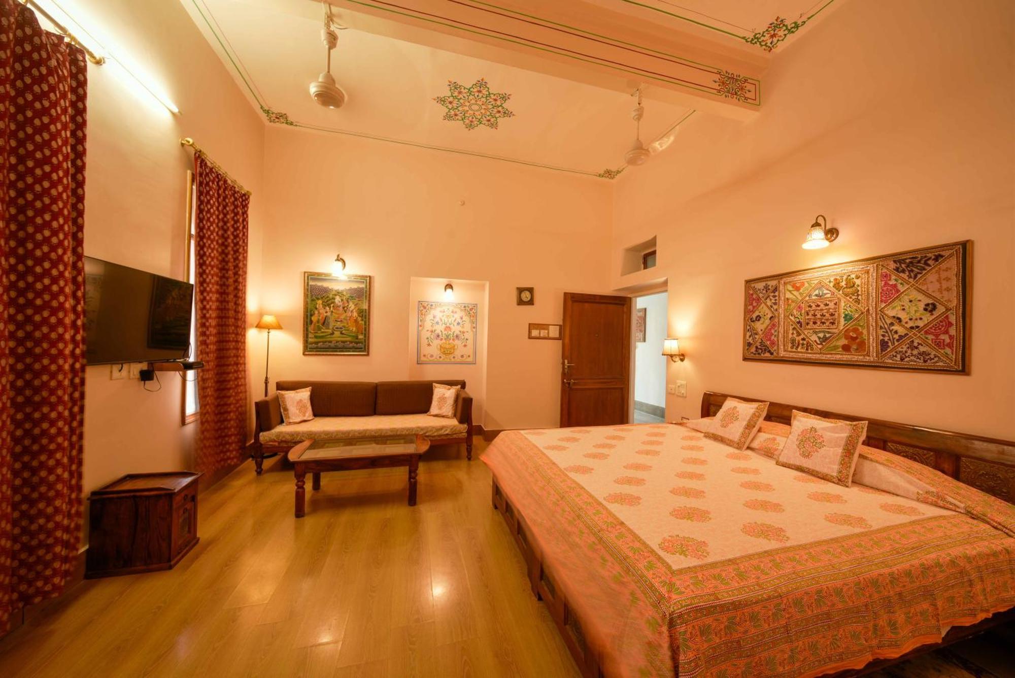 Arya Niwas Hotel 3*