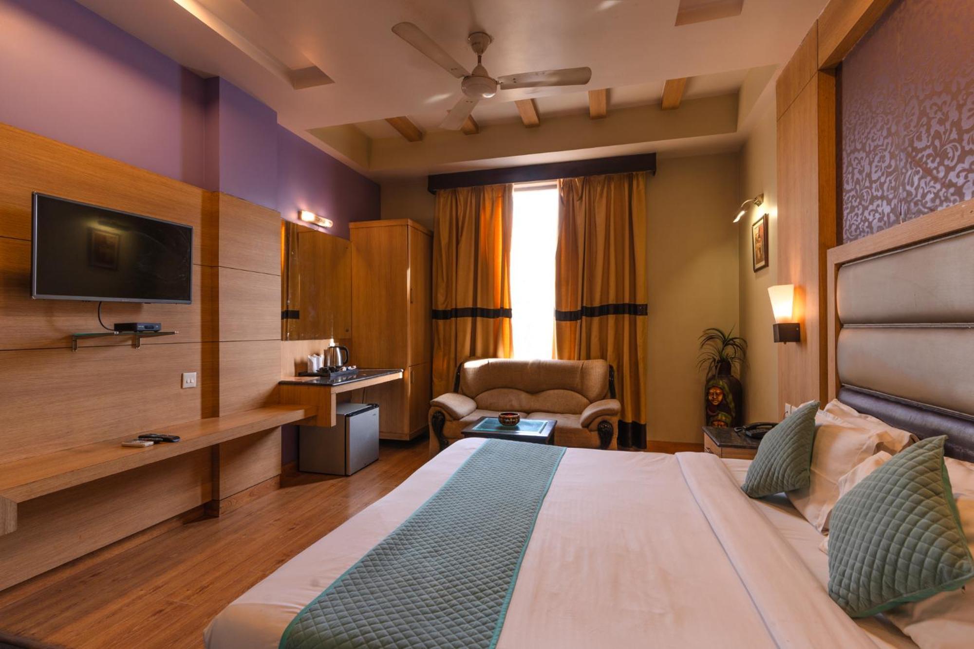 Aroma Residency Hotel 3*