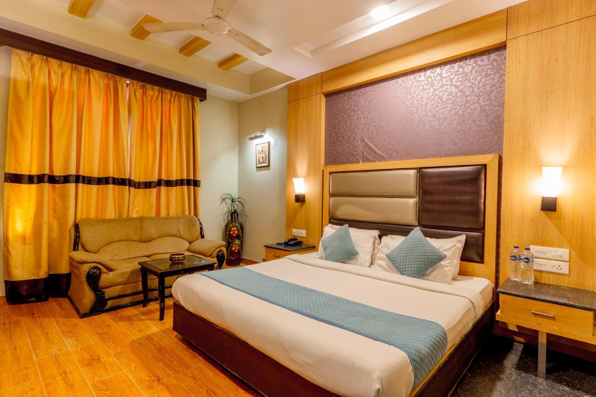 Hotel Aroma Residency