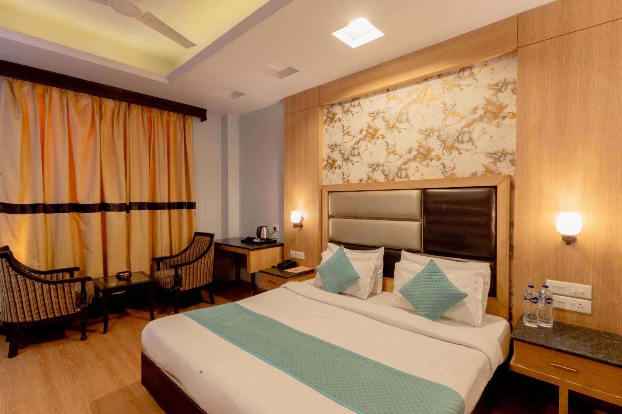 Hotel Aroma Residency