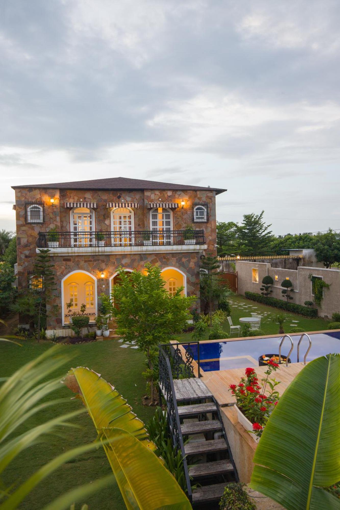 Villa Elivaas 3 Bhk With Pvt Pool & Lush Garden - Oakwood *