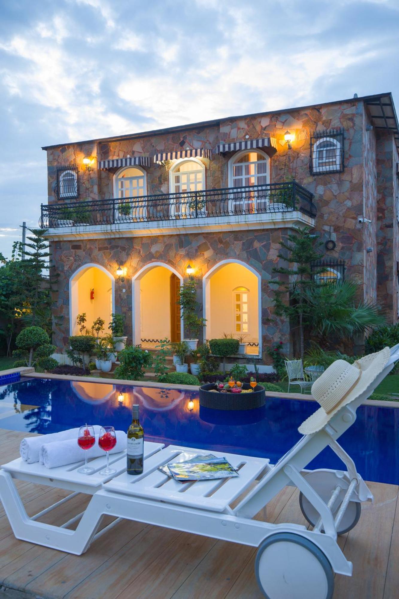 Elivaas 3 Bhk With Pvt Pool & Lush Garden - Oakwood