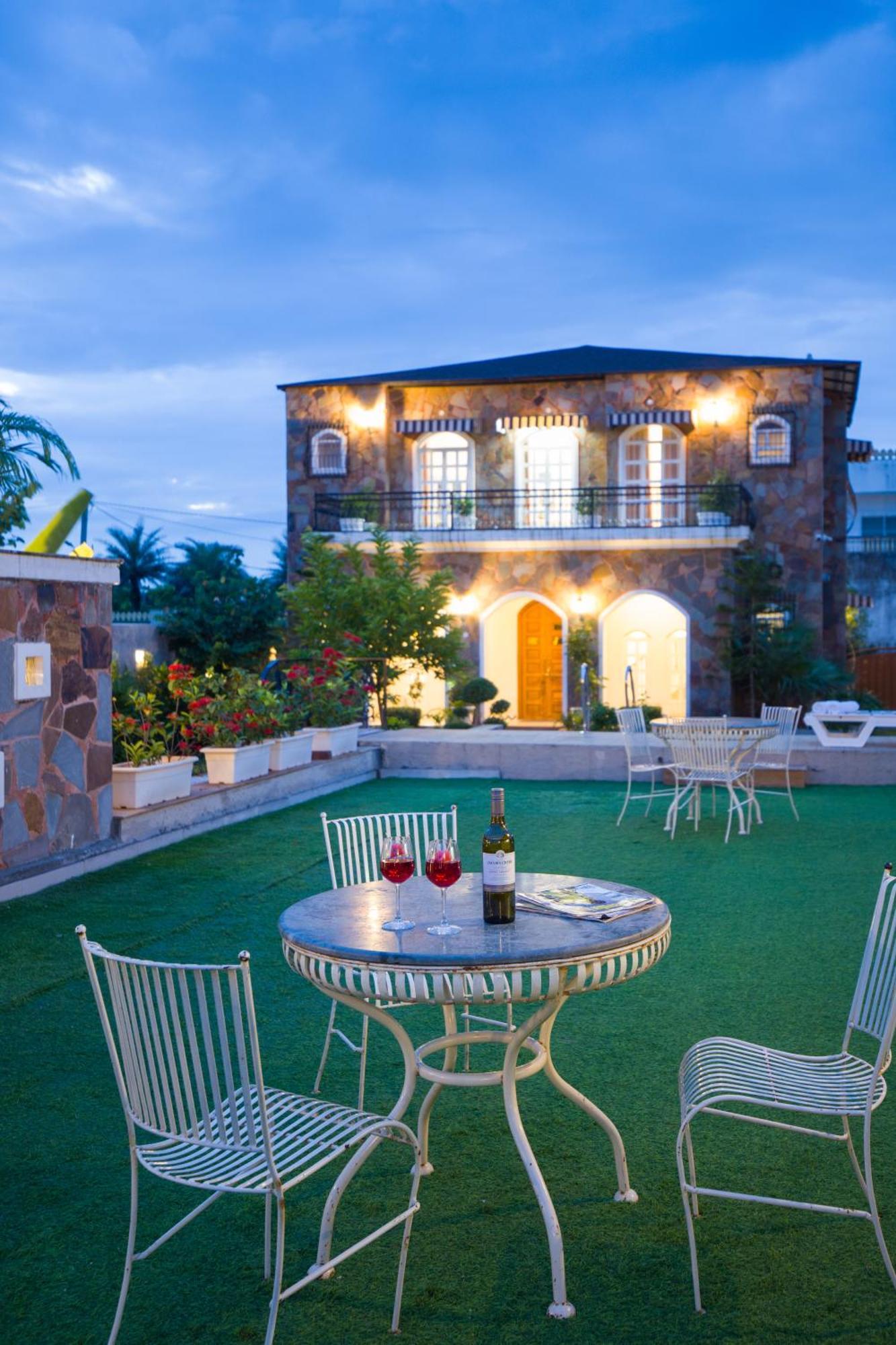 Elivaas 3 Bhk With Pvt Pool & Lush Garden - Oakwood Jaipur