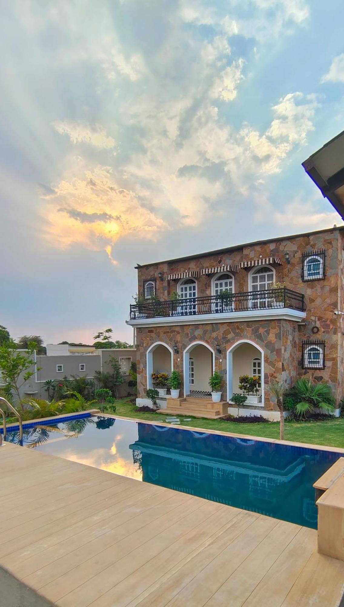 Villa Elivaas 3 Bhk With Pvt Pool & Lush Garden - Oakwood