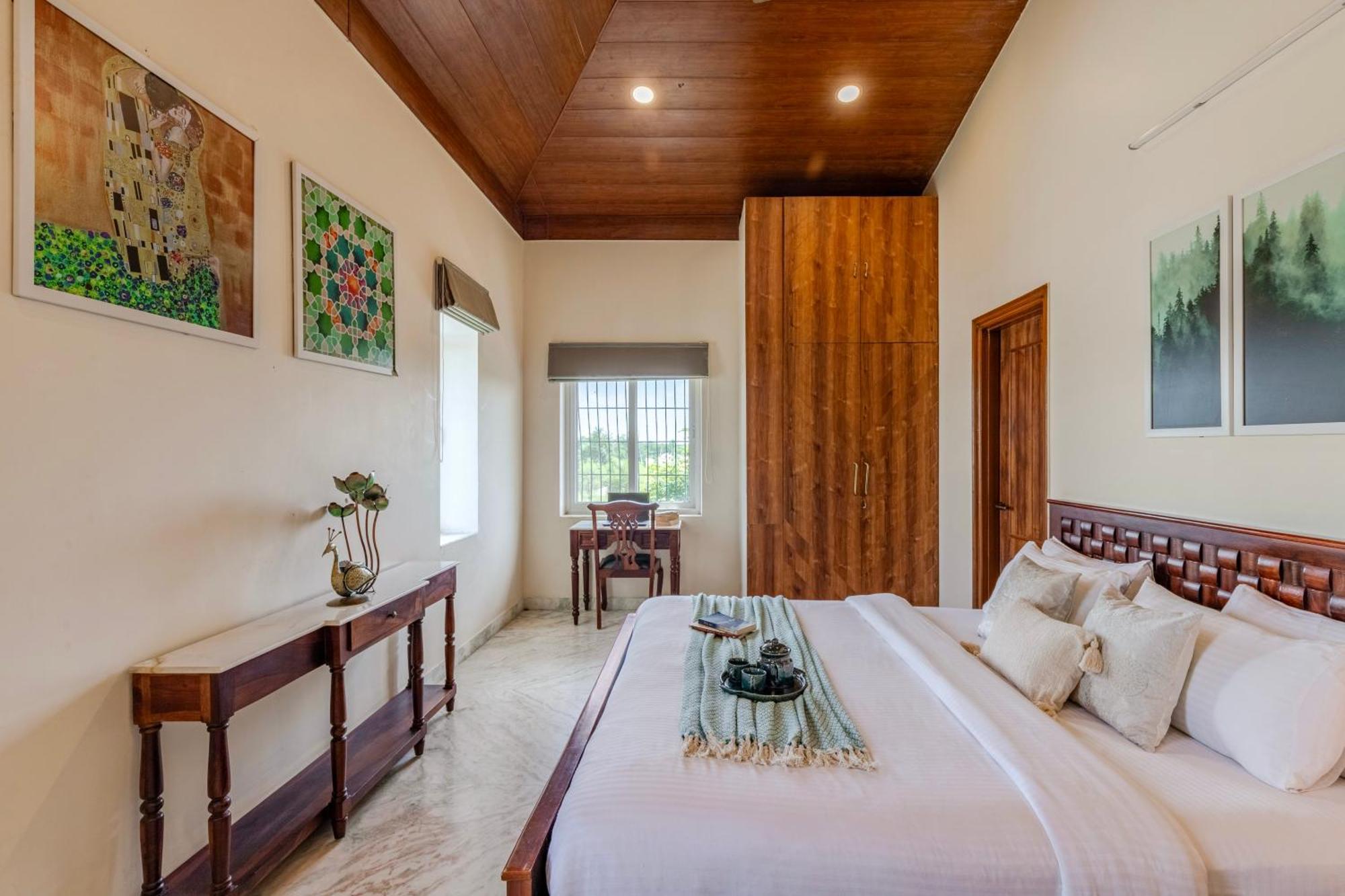 Villa Elivaas 3 Bhk With Pvt Pool & Lush Garden - Oakwood *