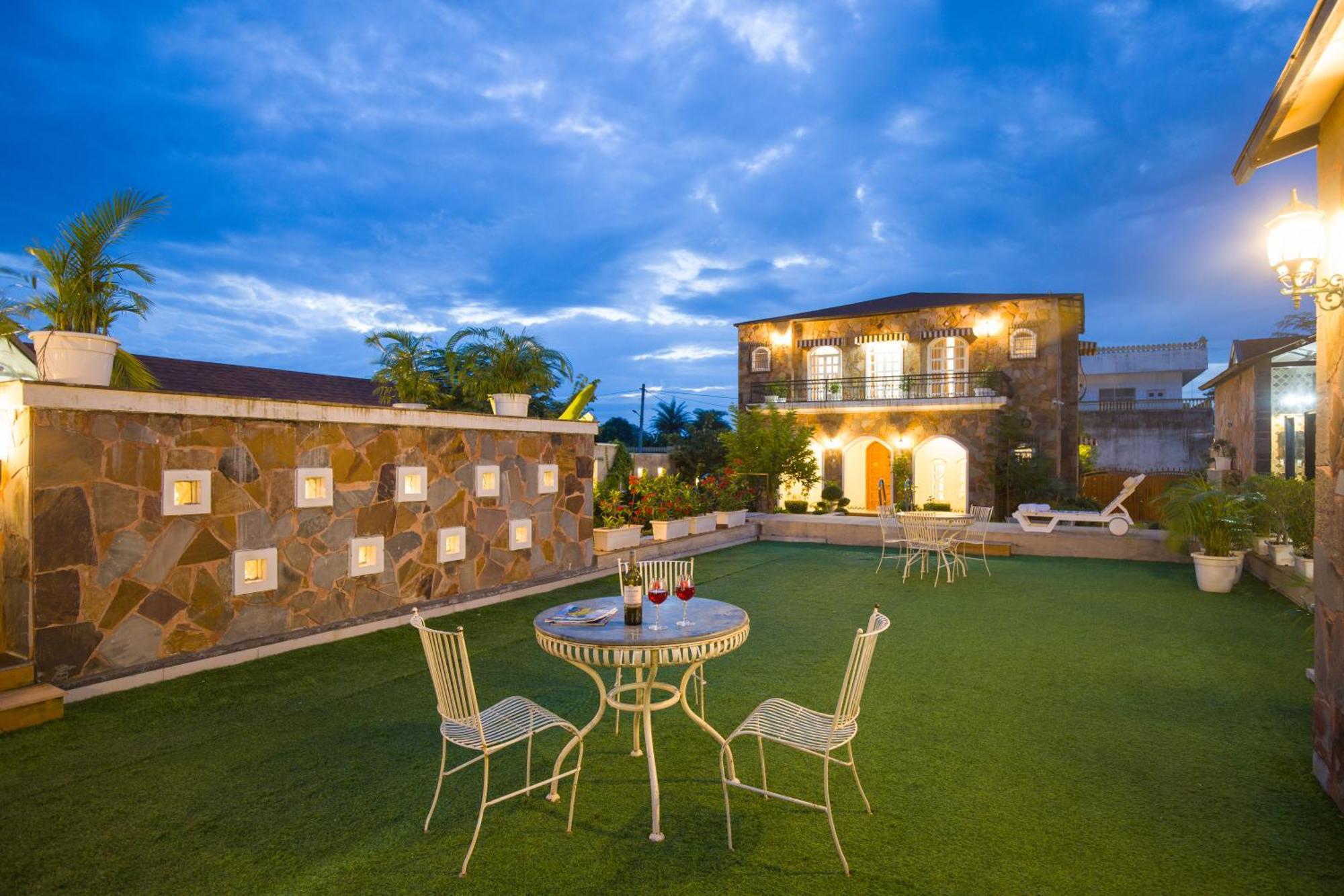 Elivaas 3 Bhk With Pvt Pool & Lush Garden - Oakwood *