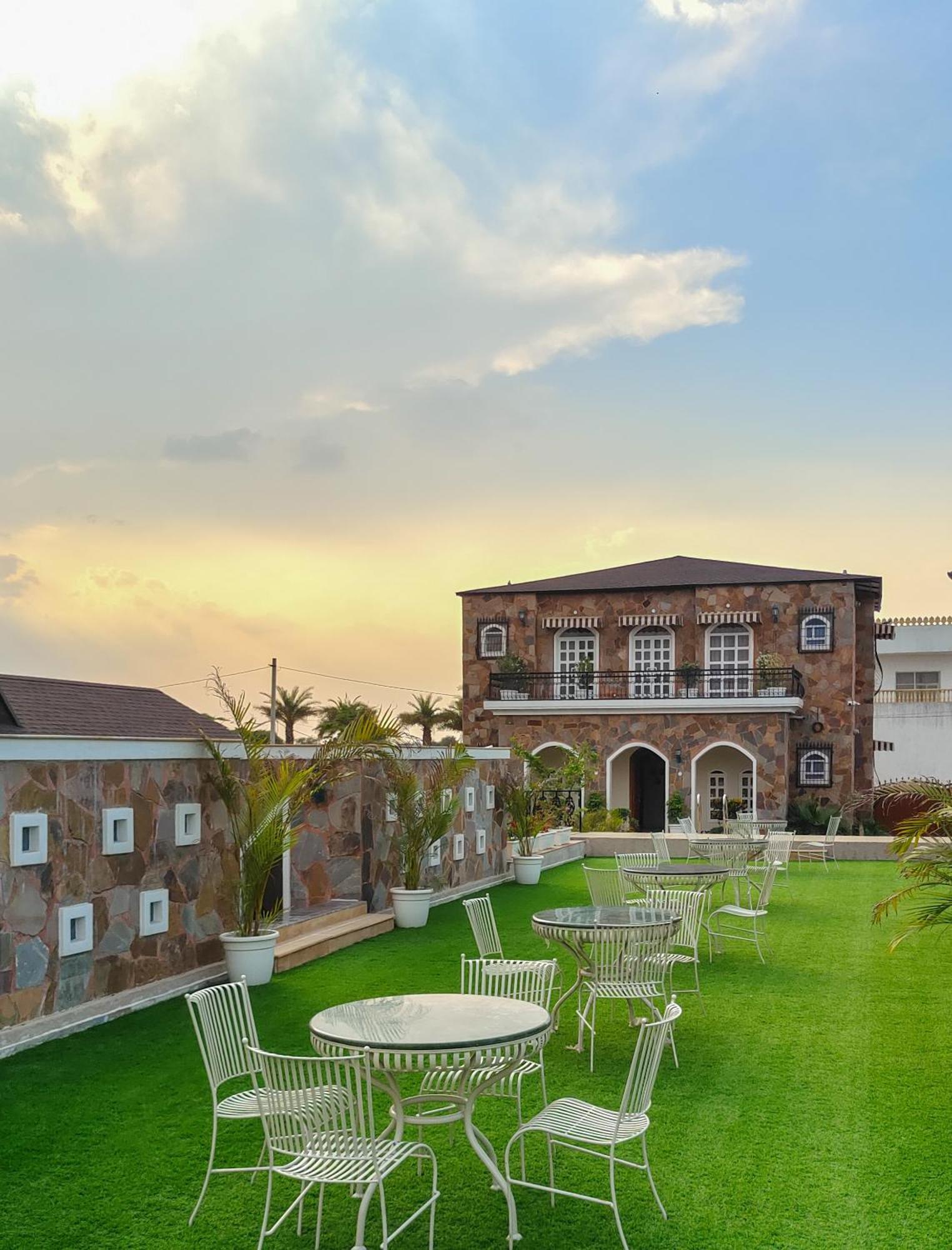 Villa Elivaas 3 Bhk With Pvt Pool & Lush Garden - Oakwood