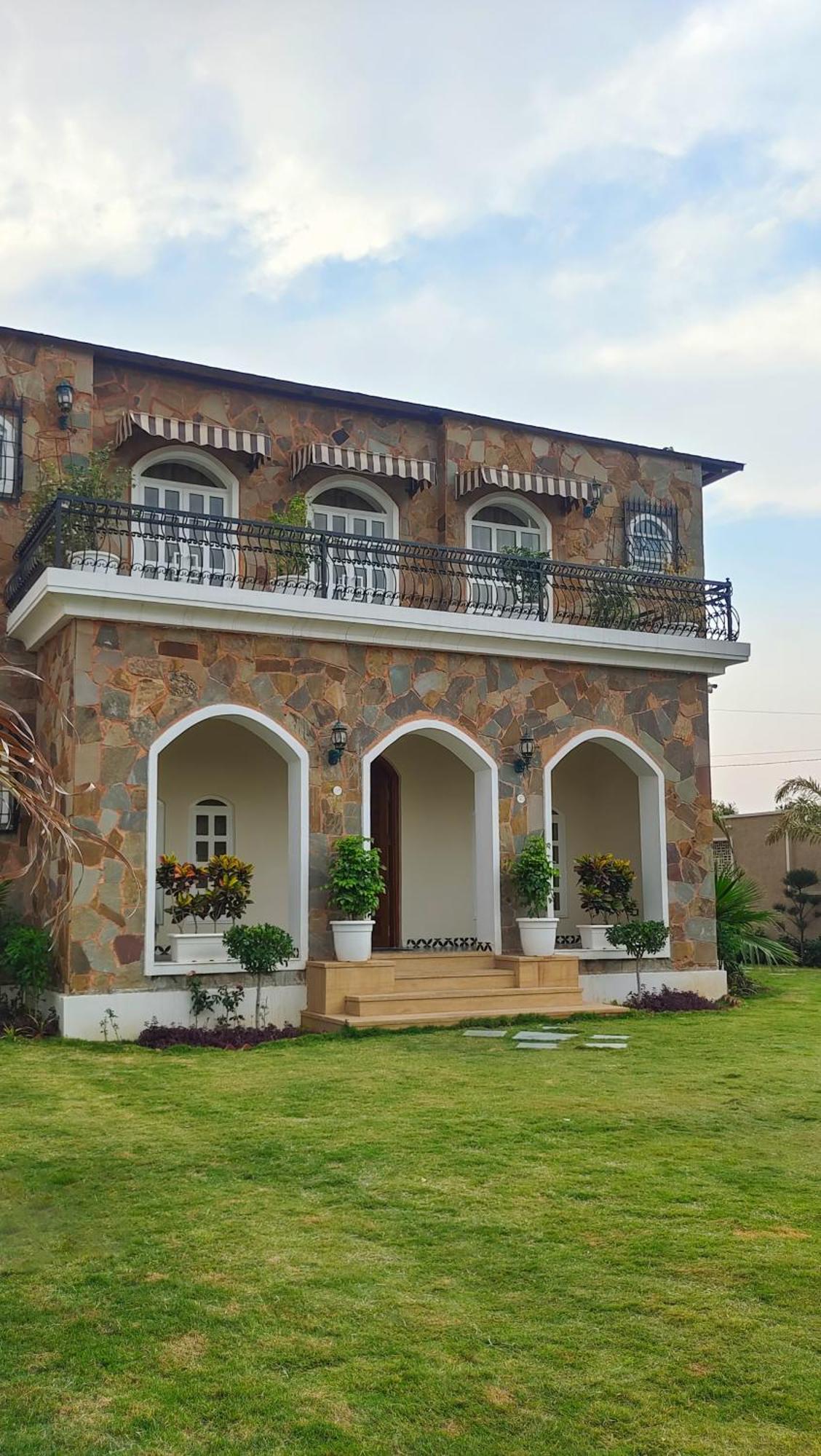 Villa Elivaas 3 Bhk With Pvt Pool & Lush Garden - Oakwood