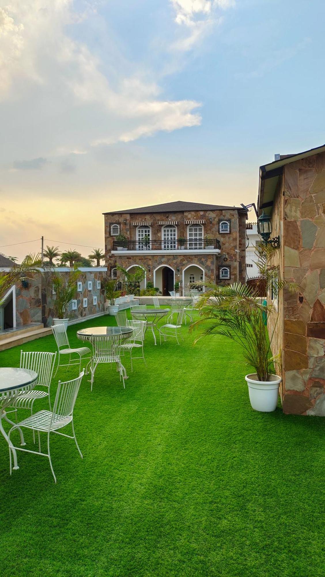 Villa Elivaas 3 Bhk With Pvt Pool & Lush Garden - Oakwood *