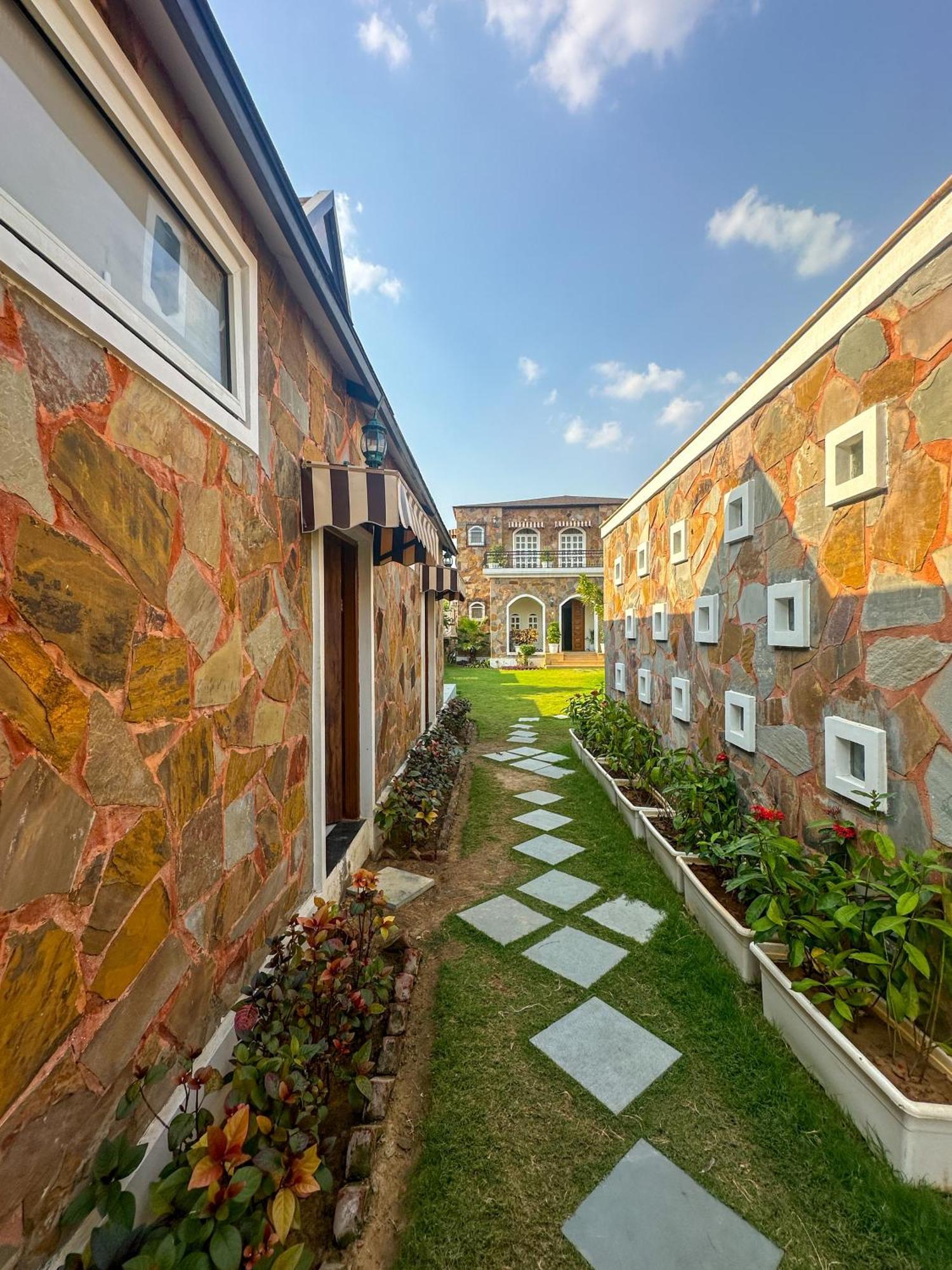 Elivaas 3 Bhk With Pvt Pool & Lush Garden - Oakwood Jaipur