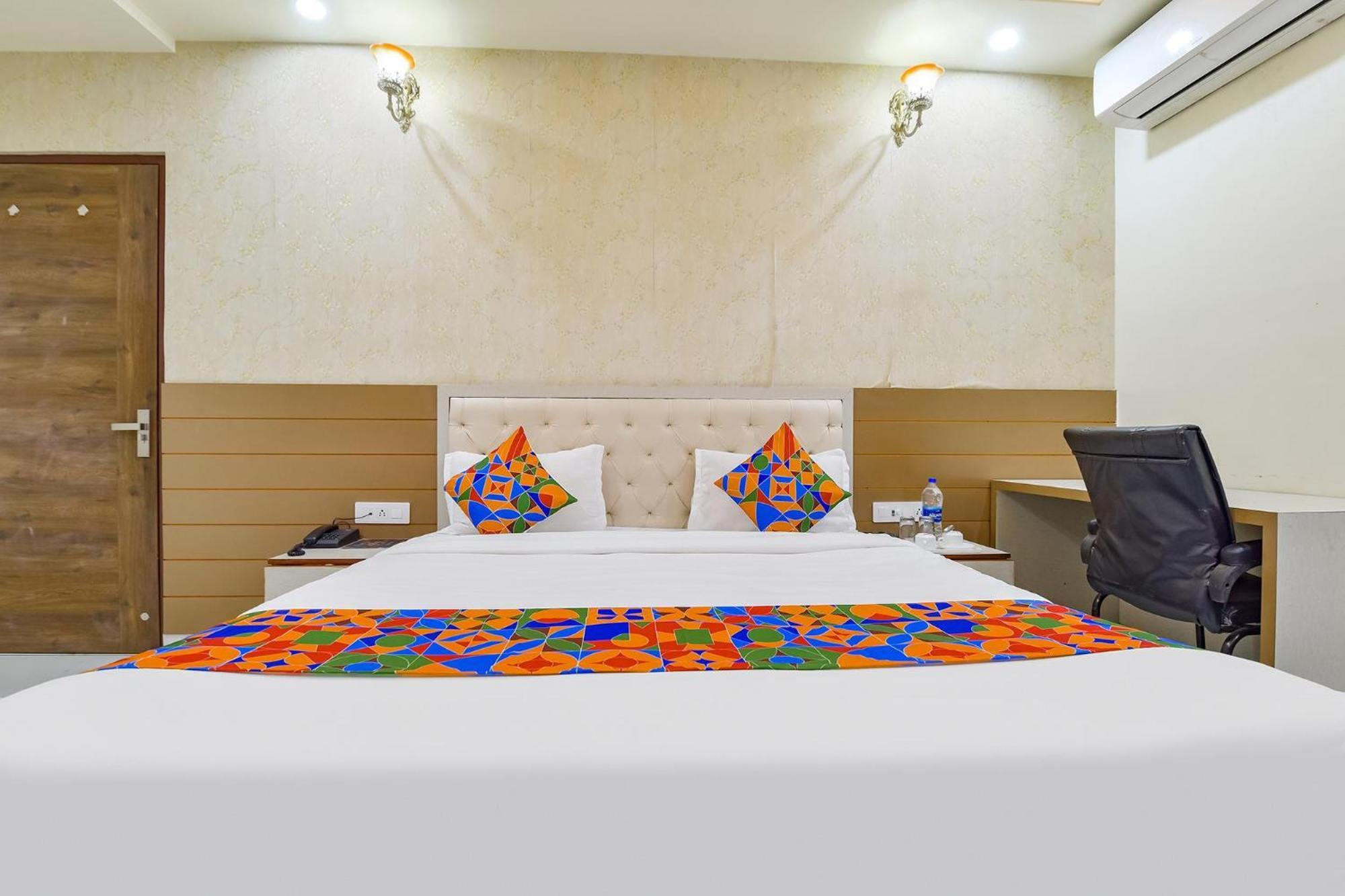 Hotel Fabhotel Cm Palace