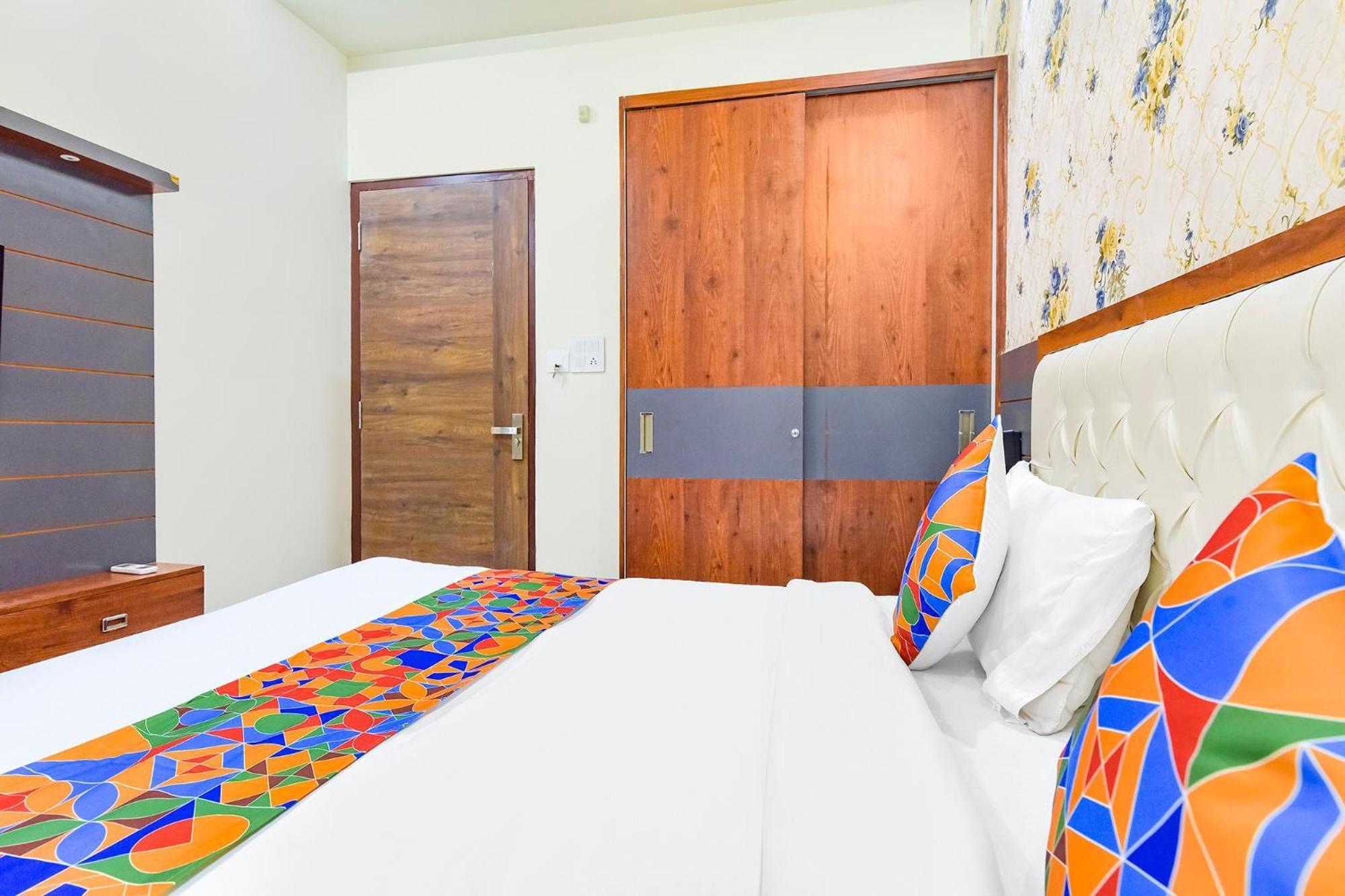 Fabhotel Cm Palace *