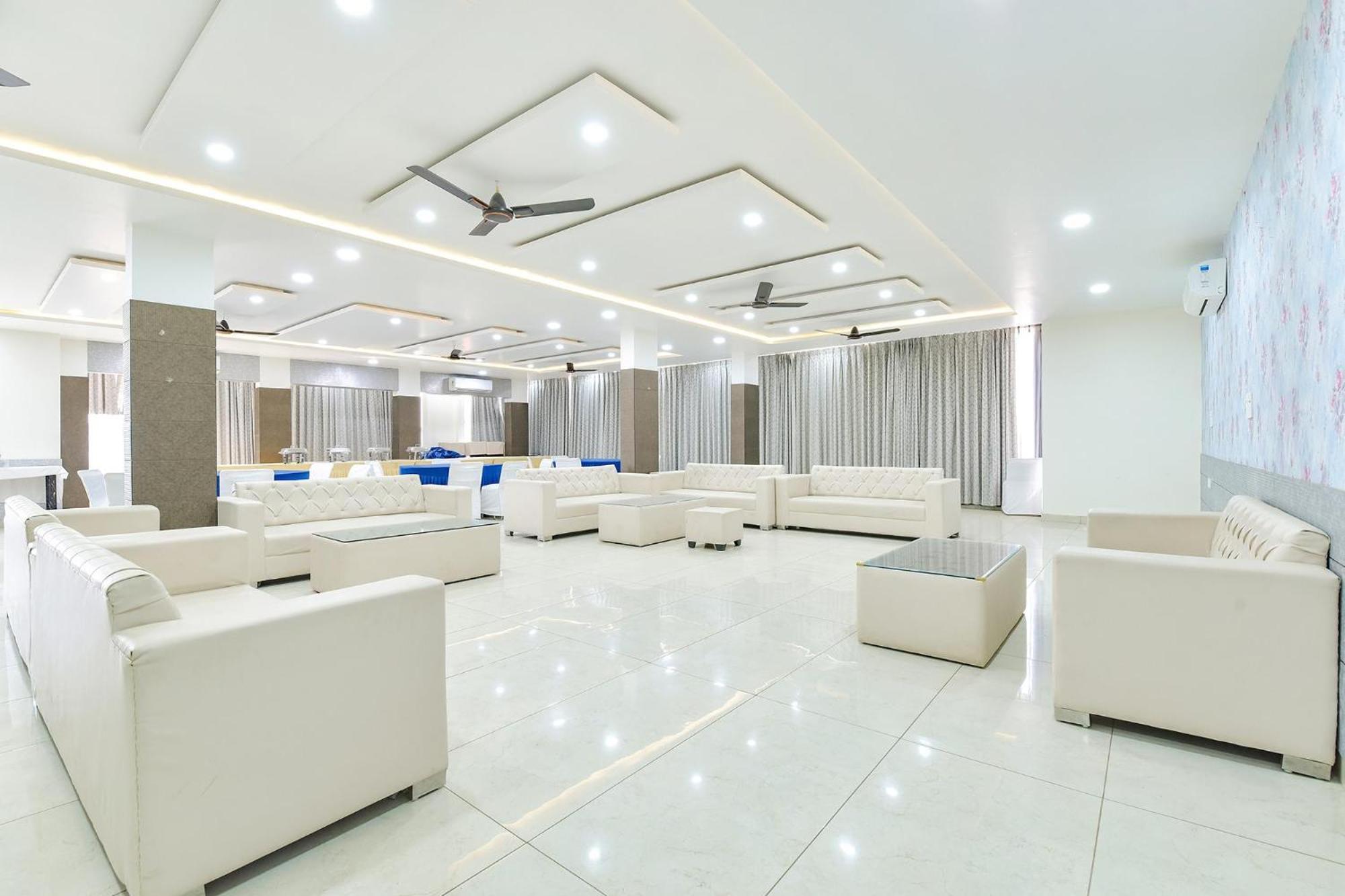 Fabhotel Cm Palace