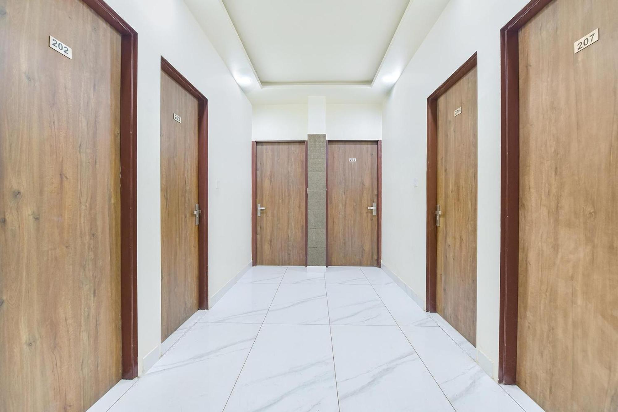 Fabhotel Cm Palace *