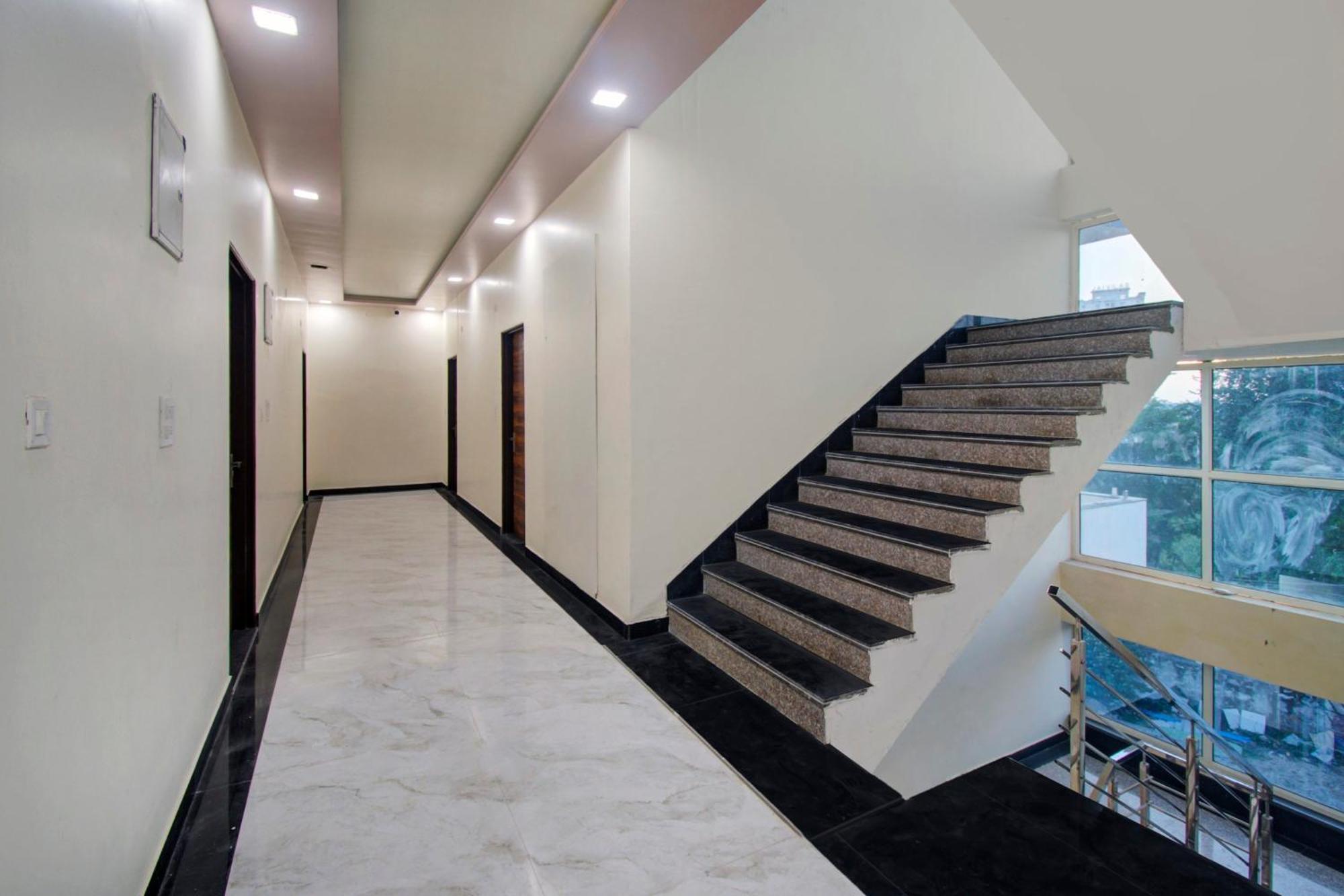O Om Palace 3*